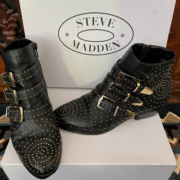 Steve Madden Shoes - Steve Madden “Madhouse” Buckle Black Leather Gold Studded Ankle Boots Size 6.5!